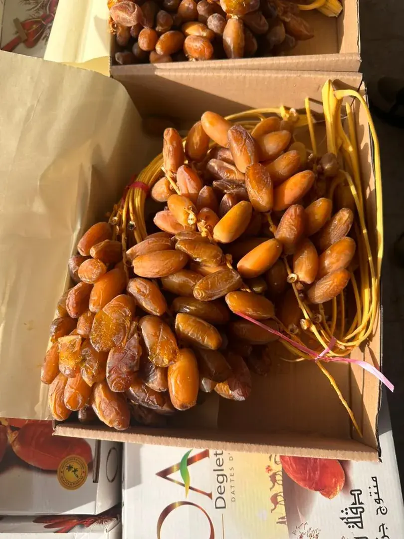 Dattes d'Algérie en branches, dans leur carton